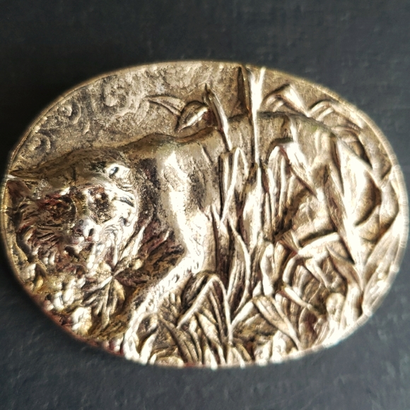 Vintage Oval Brooche Pin Animal Tiger gold brass color antiqued 3D - Picture 1 of 8